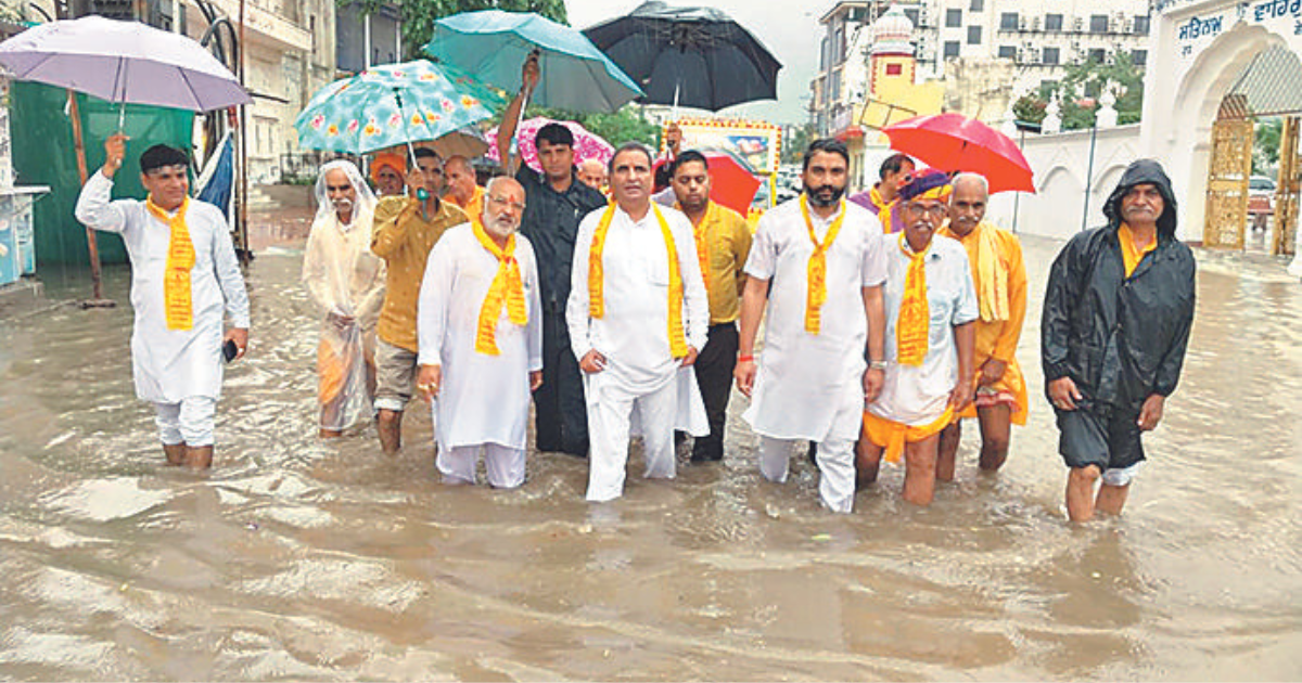 Amid heavy rain & waterlogging in Pushkar, Dharmendra Rathore flags off Aranya Yatra